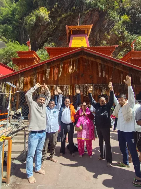 India On Feet travellers outside a Himalayan temple