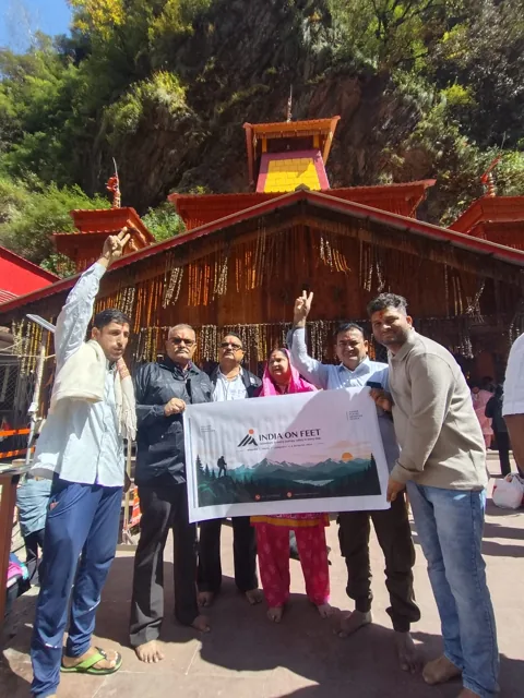 India On Feet travellers outside a Himalayan temple
