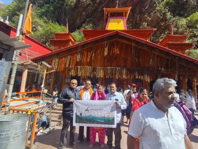 India On Feet travellers outside a Himalayan temple