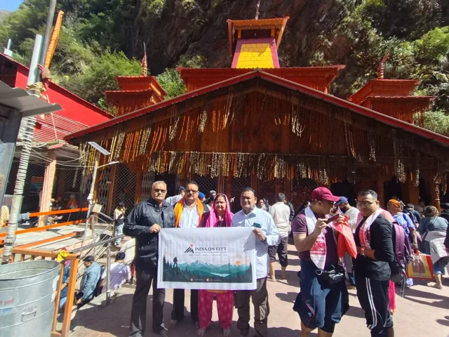 India On Feet travellers outside a Himalayan temple